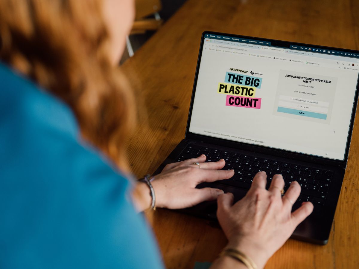 Teilnehmerin betrachtet ihren persönlichen Plastik-Fussabdruck auf einem Laptop